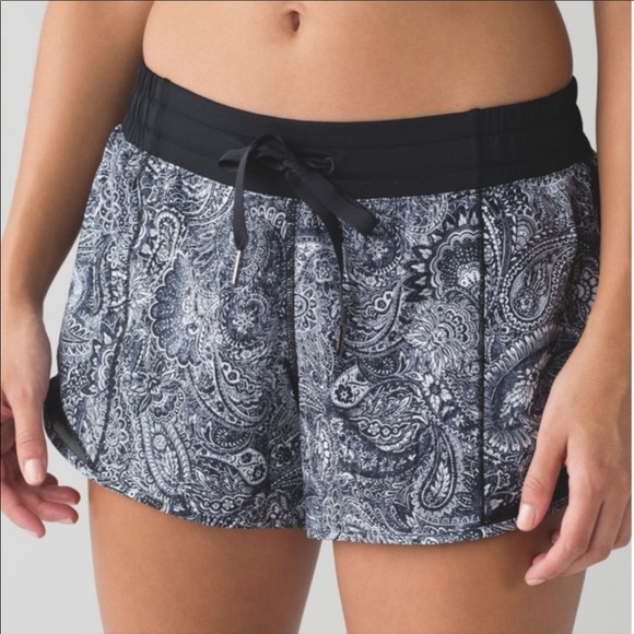 lululemon athletica Pants - NWOT Lululemon Hotty Hot Paisley Shorts